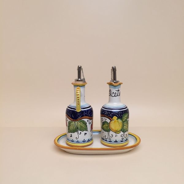Set of 2 oil and vinegar bottles with handle, cm.15h with tray